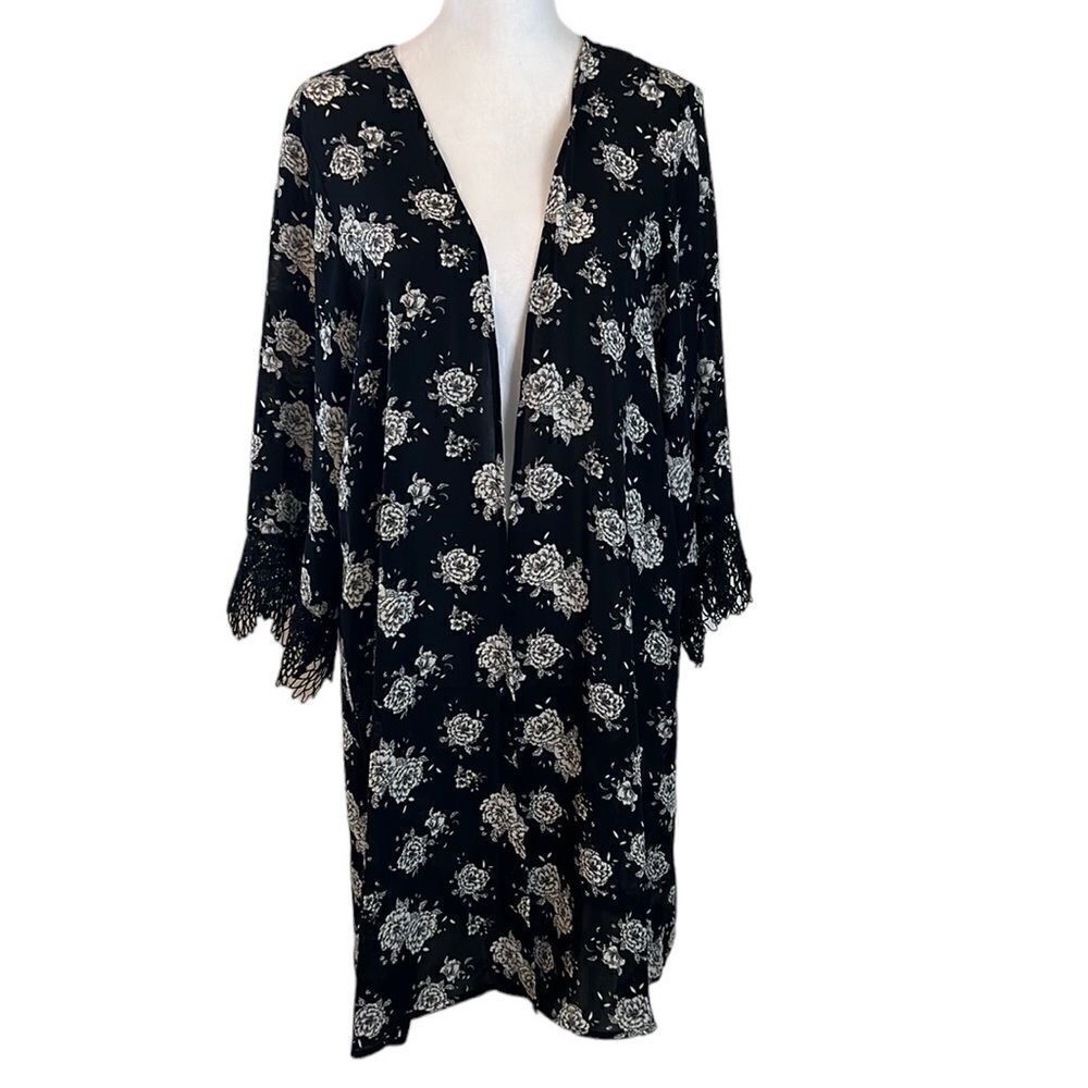 Forever 21 szS black & white flowered kimono cover up w/lace on sleeves EUC